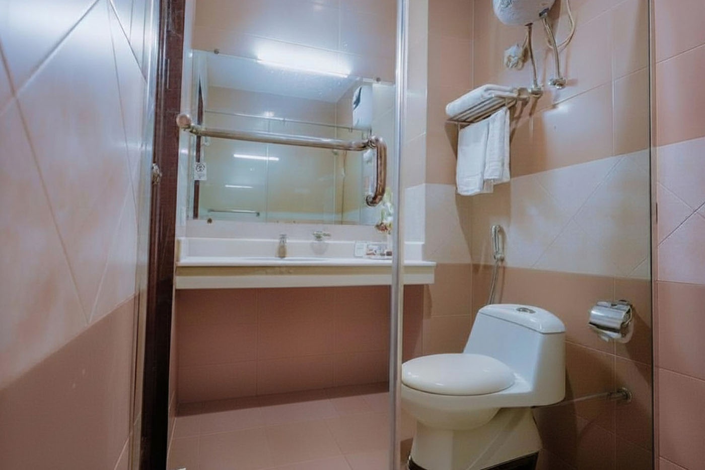 Deluxe Twin Room image 7